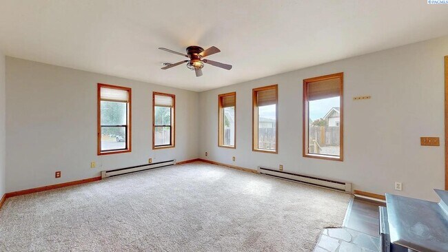 Building Photo - 3 bedroom, 3 bath home in Kennewick