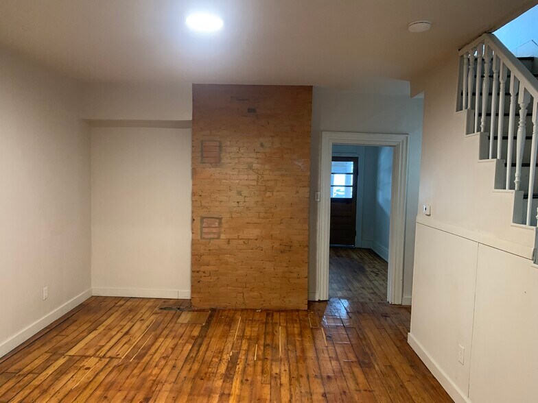 Building Photo - 318 W 8th Ave