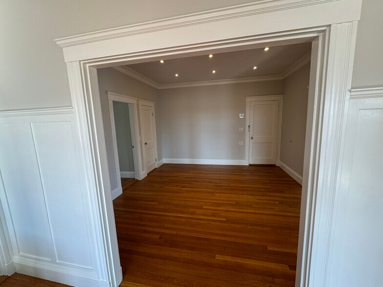 Building Photo - 84 Tudor St