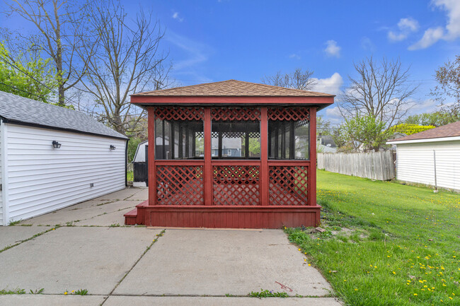Building Photo - 18333 Beechwood St