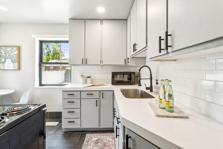 Building Photo - 983 N Poinsettia Dr