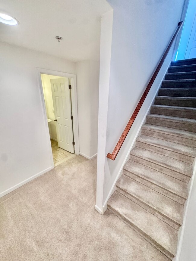 Building Photo - THREE BEDROOM TOWNHOME- PARKLAND SCHOOLS