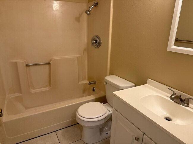 Building Photo - 2 Bedroom 2 Bathroom Duplex for $895 in So...