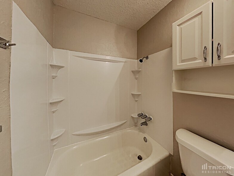 Building Photo - 8620 Santa Clara Dr