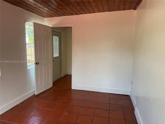 Building Photo - 4340 SW 15th St