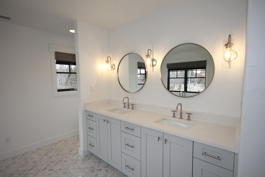 Building Photo - 1023 Creekview Dr