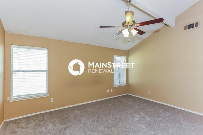 Building Photo - 4 Bedroom Pet-Friendly Home in Arlington, TX with Main Street Renewal