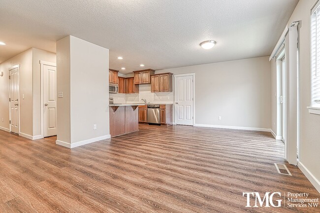 Building Photo - 3 Bedroom/2.5 Bath With Fenced Backyard, W/D Included, and AC!