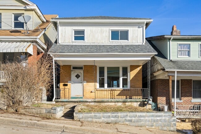 Primary Photo - Completely Renovated 3 Bed/1 Bath Home - C...