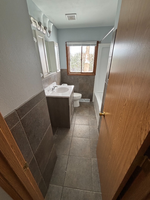 Building Photo - 229 S Kranz Ave