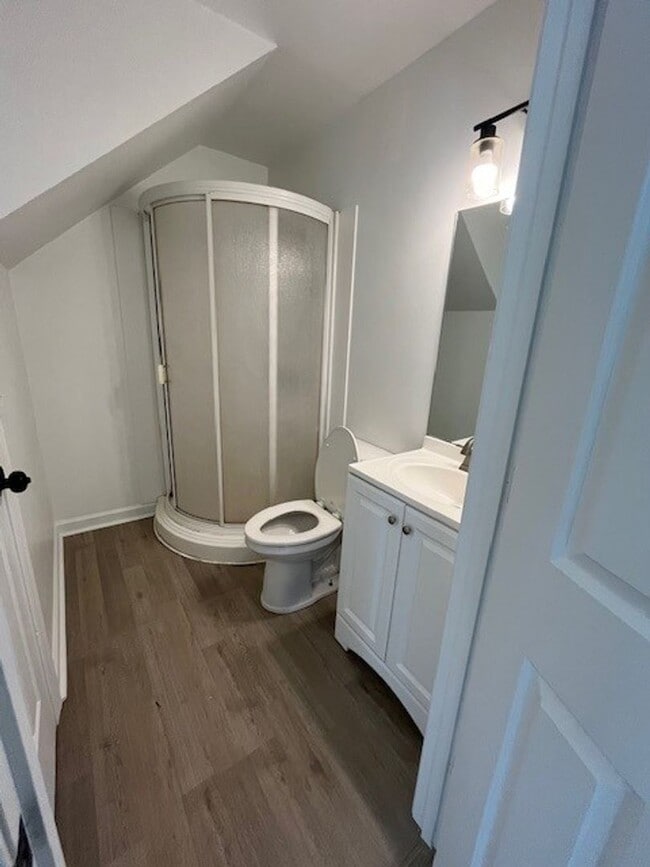 Building Photo - Two-Story Cape Cod- 3 Bed 2 Bath Greensbor...