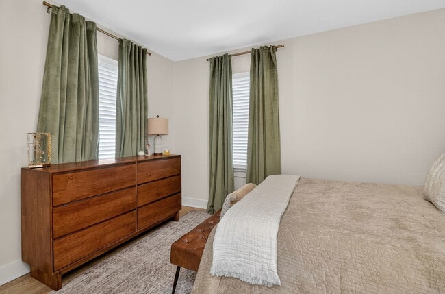 Building Photo - 102 E 56th St