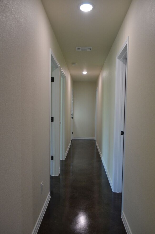 Building Photo - 1001 Cline Dr