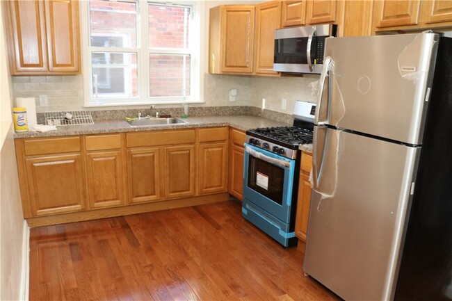 Building Photo - 921 E 86th St