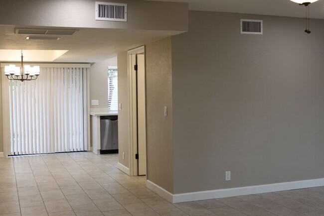 Building Photo - Beautiful Condo with two Master Suites!