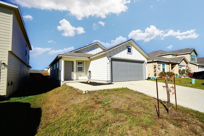 Building Photo - Stylish Move-In Ready Home in Rosillo Ranch, San Antonio, TX - Realtor Commission: $400