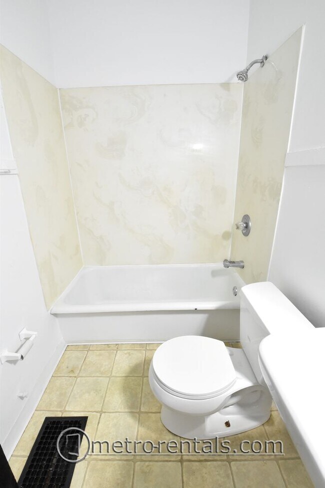 Building Photo - 2832-2834 Indianola Avenue