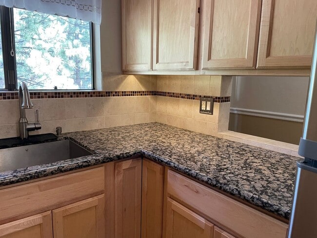 Building Photo - 2 bedroom condo with carport, pool and hot tub access