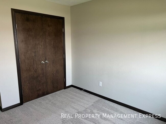 Building Photo - Beautiful 3 Bedroom 1.5 Bathroom Townhome!