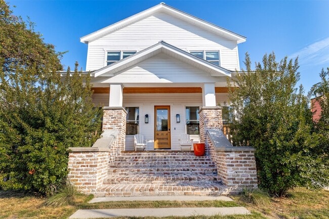 Building Photo - 709 E 13th St