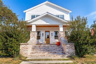 Building Photo - 709 E 13th St