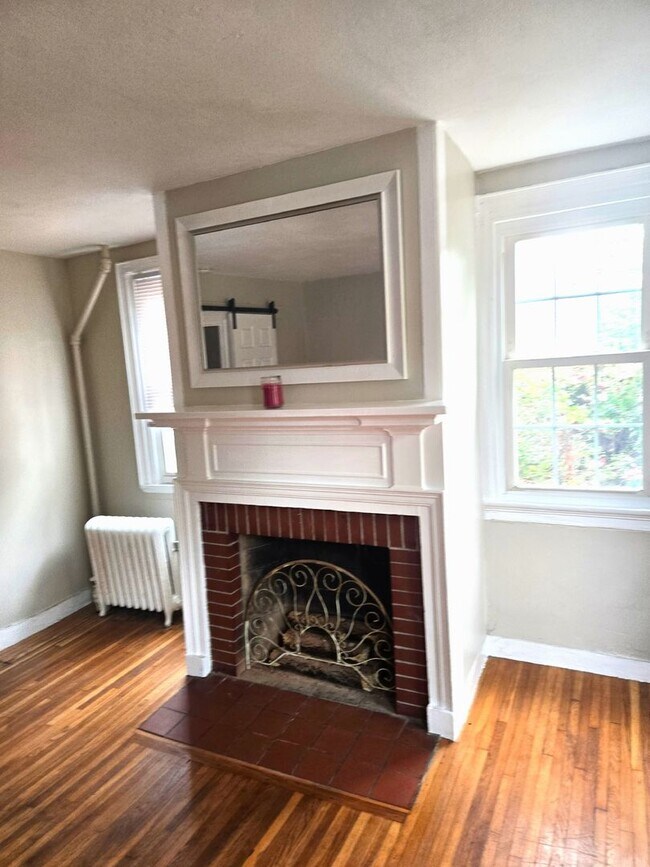 Building Photo - 363 Waterman Ave