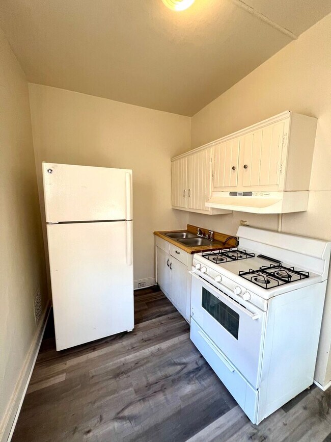 Building Photo - 253 N Mulberry St