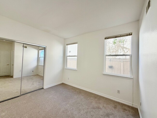 Building Photo - Elegant 5 Bedroom Home With Sweeping Staircase and Tons of Space!