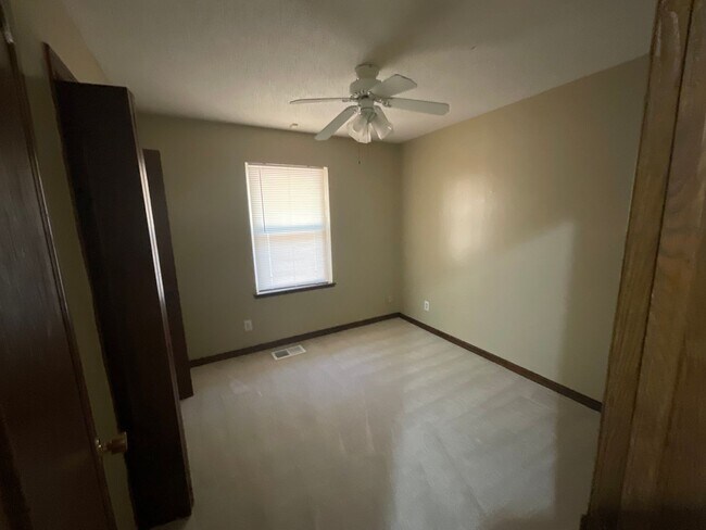 Building Photo - Spacious 3 bed, 1 1/2 bath, 1 car garage with carport