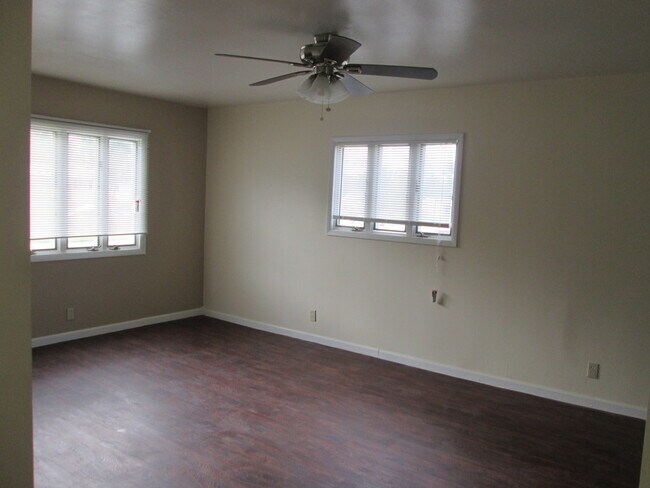 Building Photo - 3504 Oakview Dr