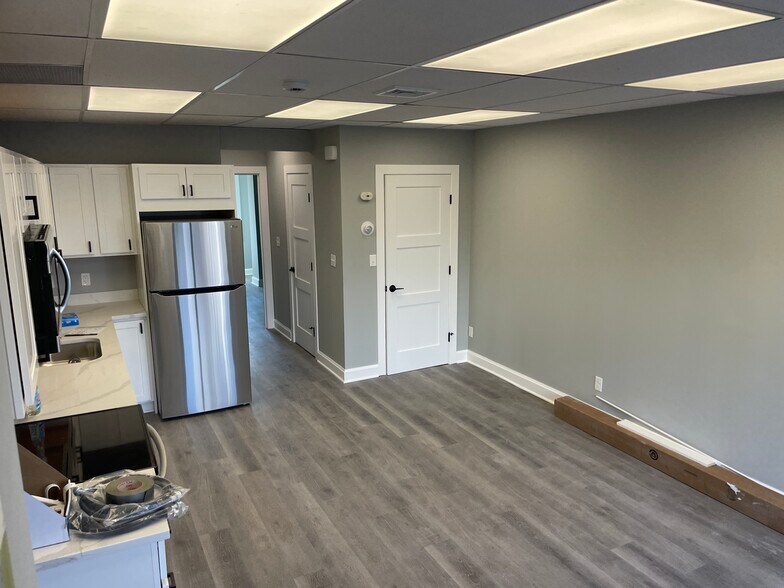 Building Photo - 127 Tunxis Hill Rd