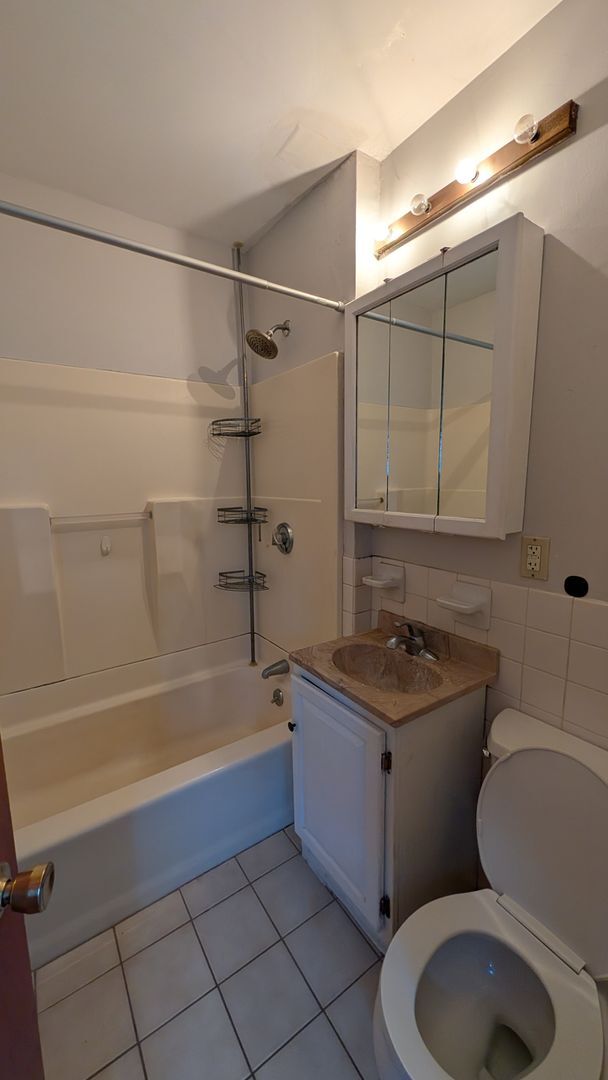 Building Photo - Super Charming 1-Bed in Watertown - Parking Spot Incl!