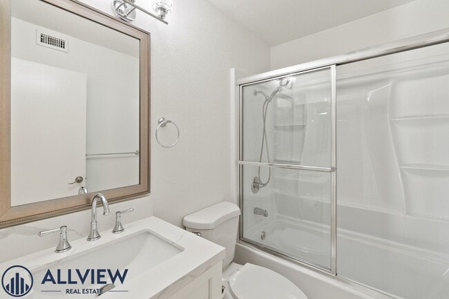 Building Photo - Renovated 2 Bedroom, 1 Bathroom Available ...
