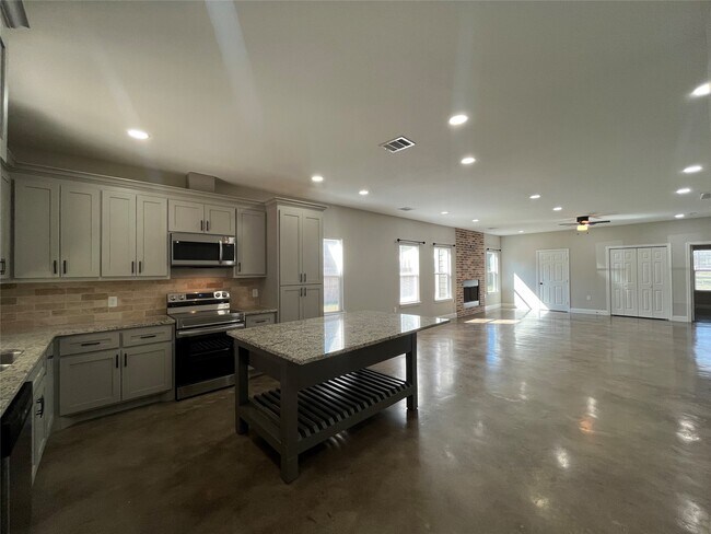 Building Photo - 30023 Rosebud St
