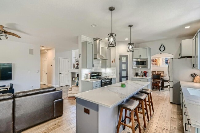 Building Photo - 16242 Hollyridge Dr