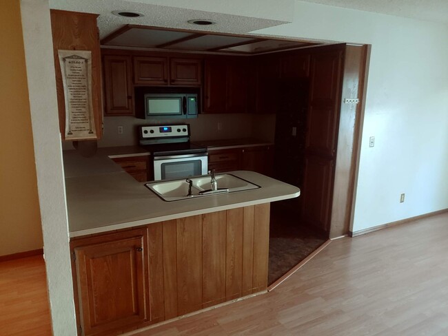 Kitchen - 1718 Lionsgate Cir