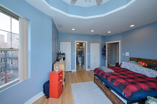 Building Photo - 5711 N Kimball Ave
