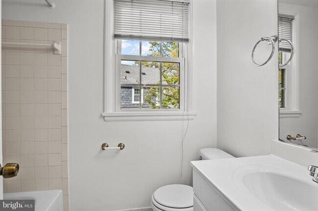Building Photo - Charming 1-Bedroom Townhouse with 2 Full Baths in Arlington