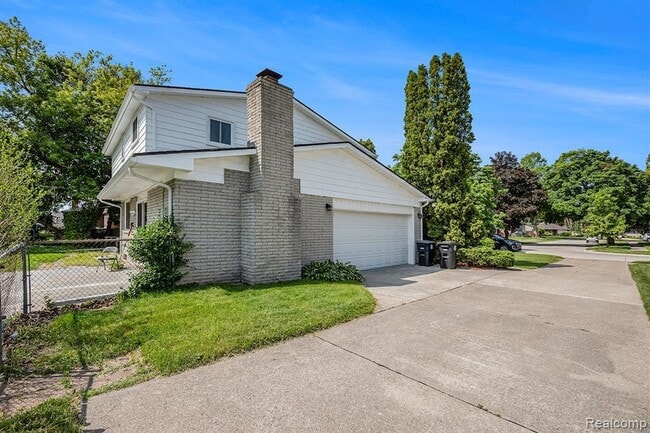 Building Photo - 17346 Fairway