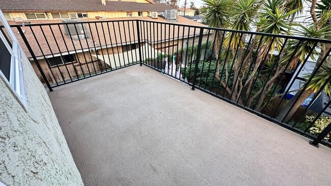 Building Photo - 120A