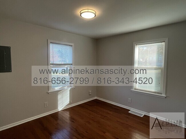 Building Photo - Spacious Gladstone Ranch!