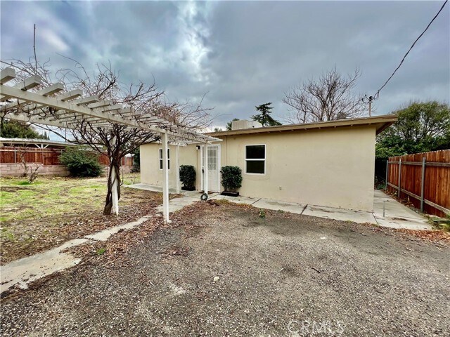 Primary Photo - 500 W Gilman St