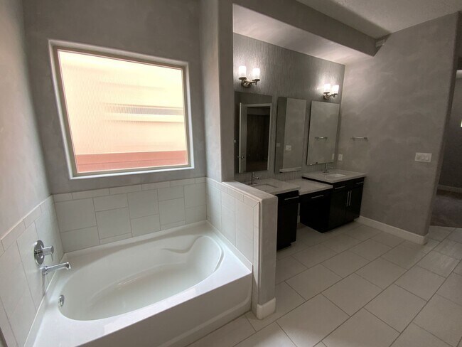 Building Photo - 3 Bedroom & An Office Luxury Home Availabl...