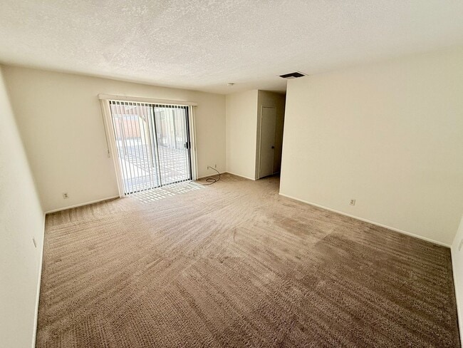Building Photo - Spacious Pool Home In the Desired Los Comp...