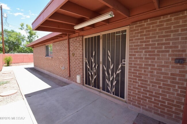 Building Photo - 3156 N Vista Del Forte Dr