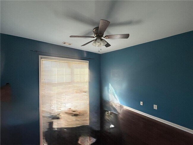 Building Photo - 1880 Manor View