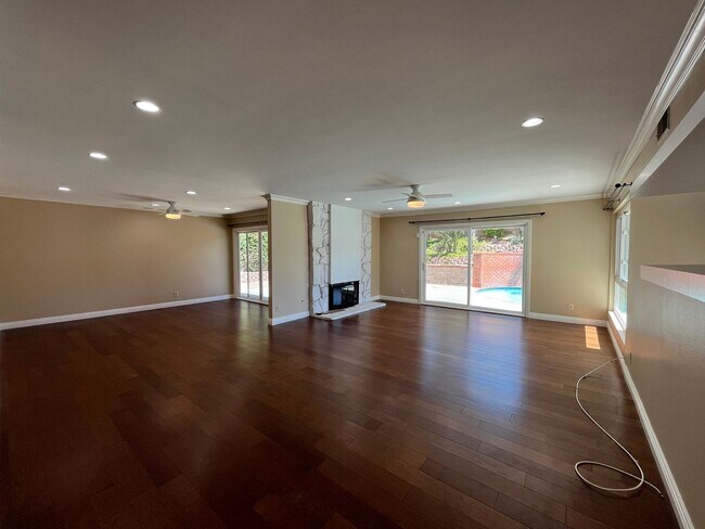 Building Photo - Northridge pool home w/5+3, including down...