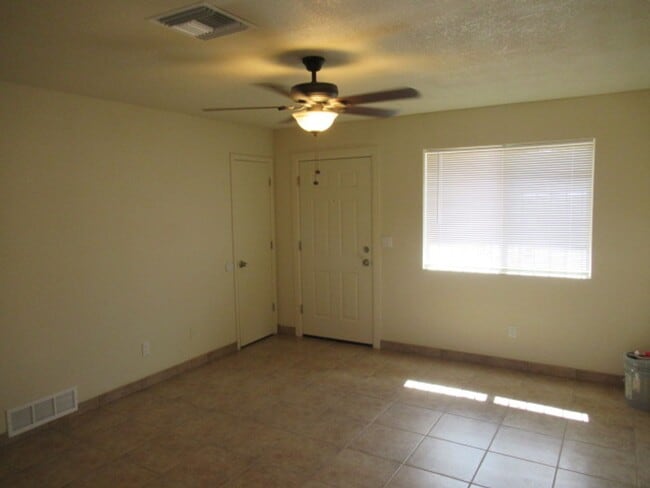 Building Photo - Sharp 2 Bed. 1 Ba. Duplex Apartment in Popular Menlo Park Neighborhood Near Downtown