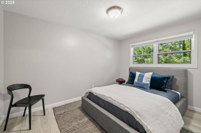 Building Photo - Updated renovations 3BD 2BA 1,050SQ FT in Lake Oswego