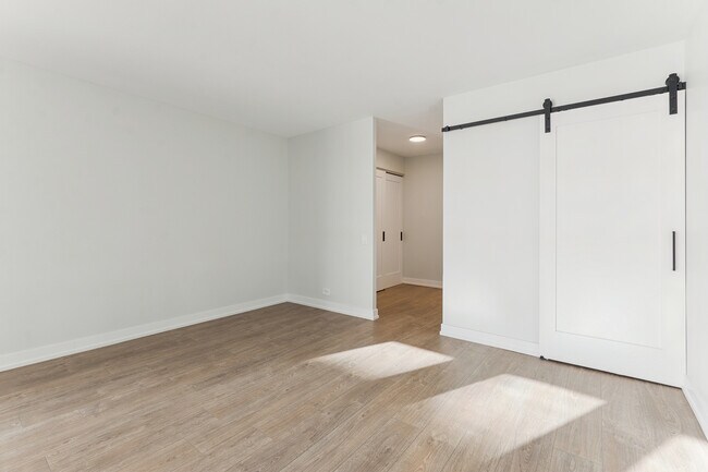 Building Photo - 200 E Delaware Pl